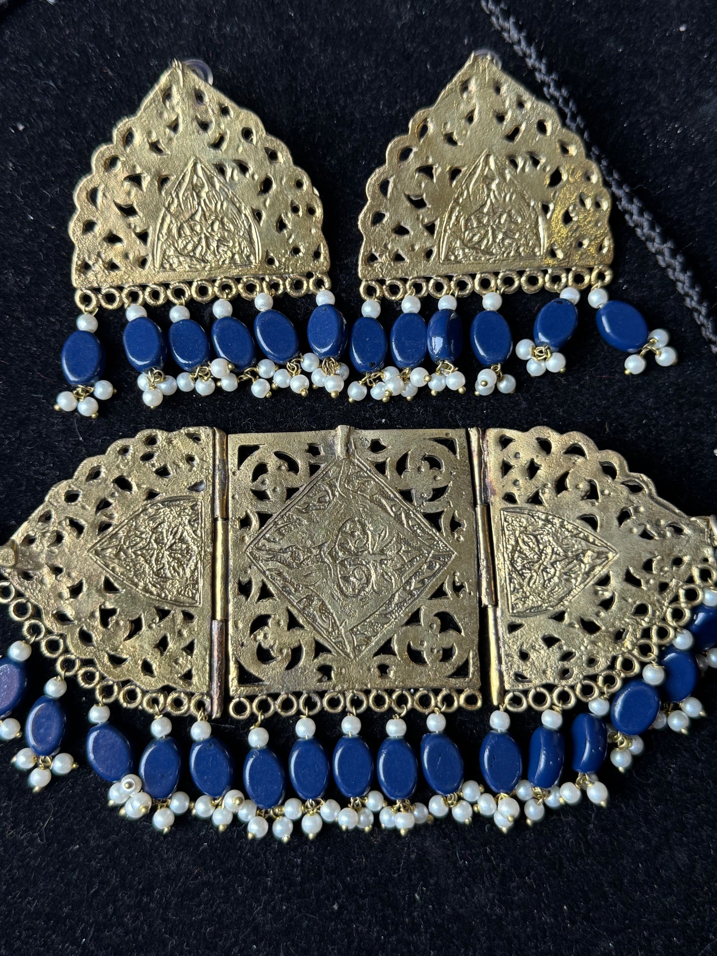 Mahnoor choker blue