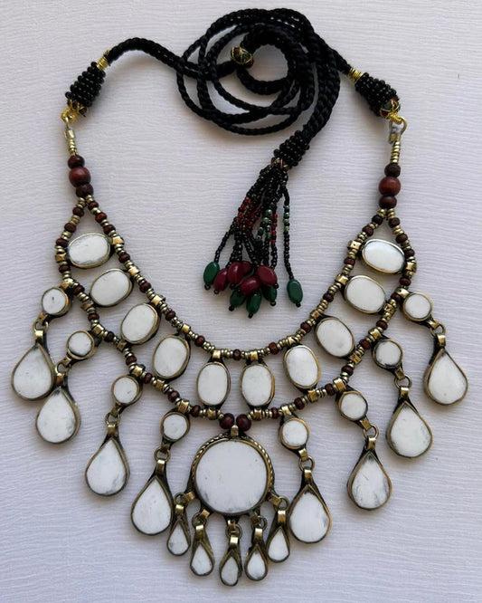 Manoo Zin Choker